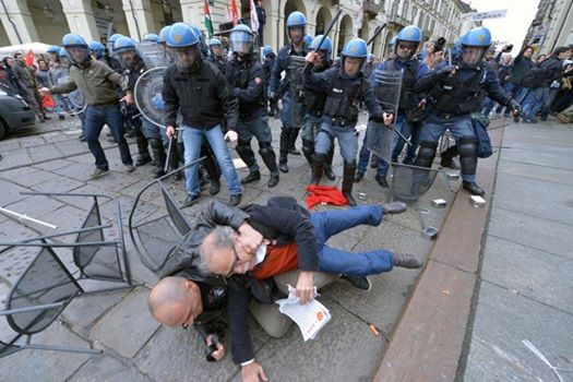 #Torino #1Maggio Gendarmi all'inseguimento di un pericolosissimo anziano con dei volantini in mano.
