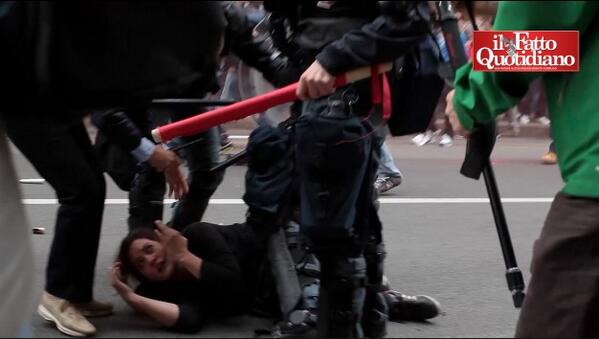 [#primomaggio, corteo #Torino: ragazza trascinata via da agenti e caricata su un blindato. QUI il Video]